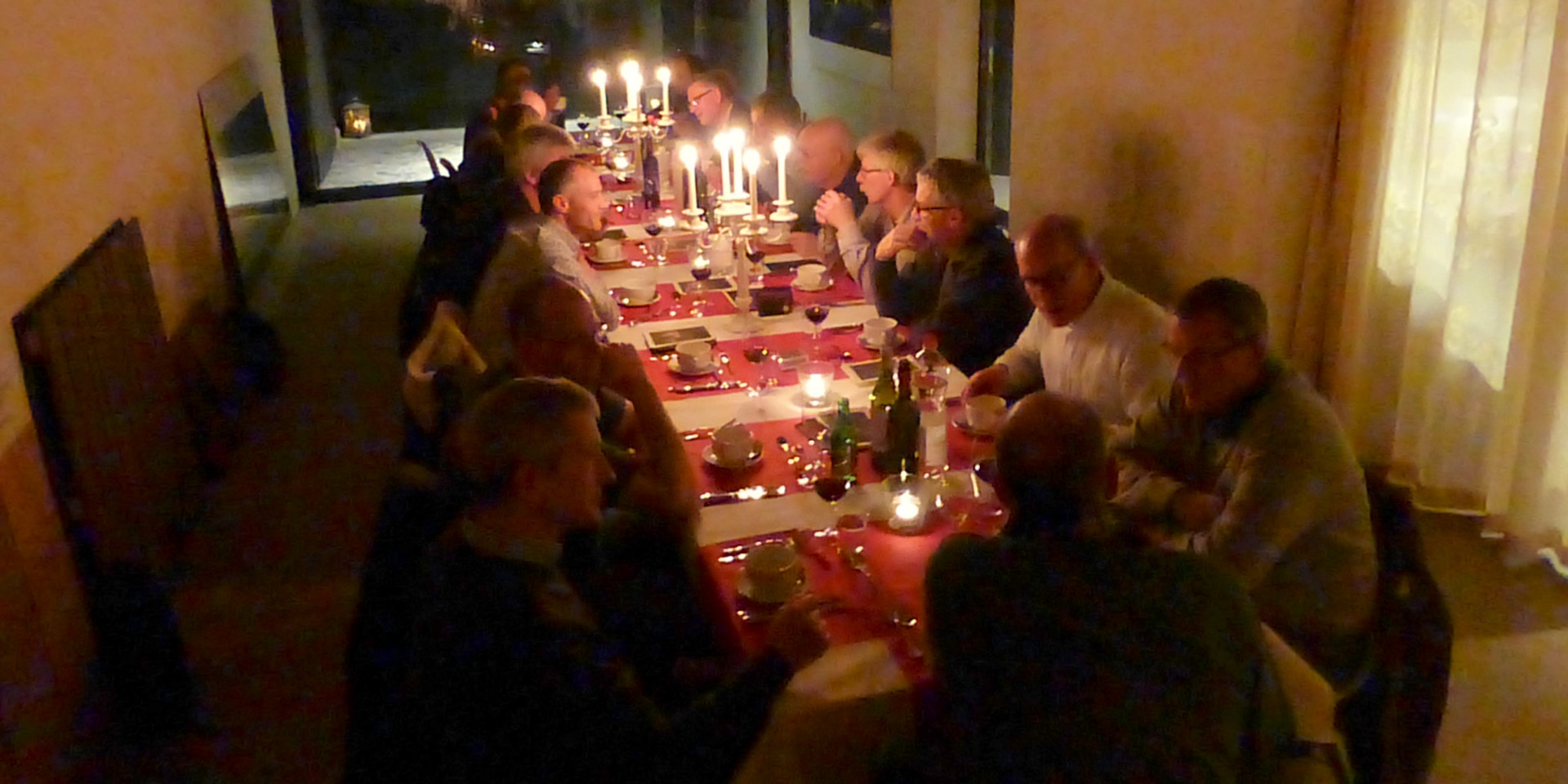 Die Tafelrunde beim Candleligt Dinner, schwierig das im Bild festzuhalten