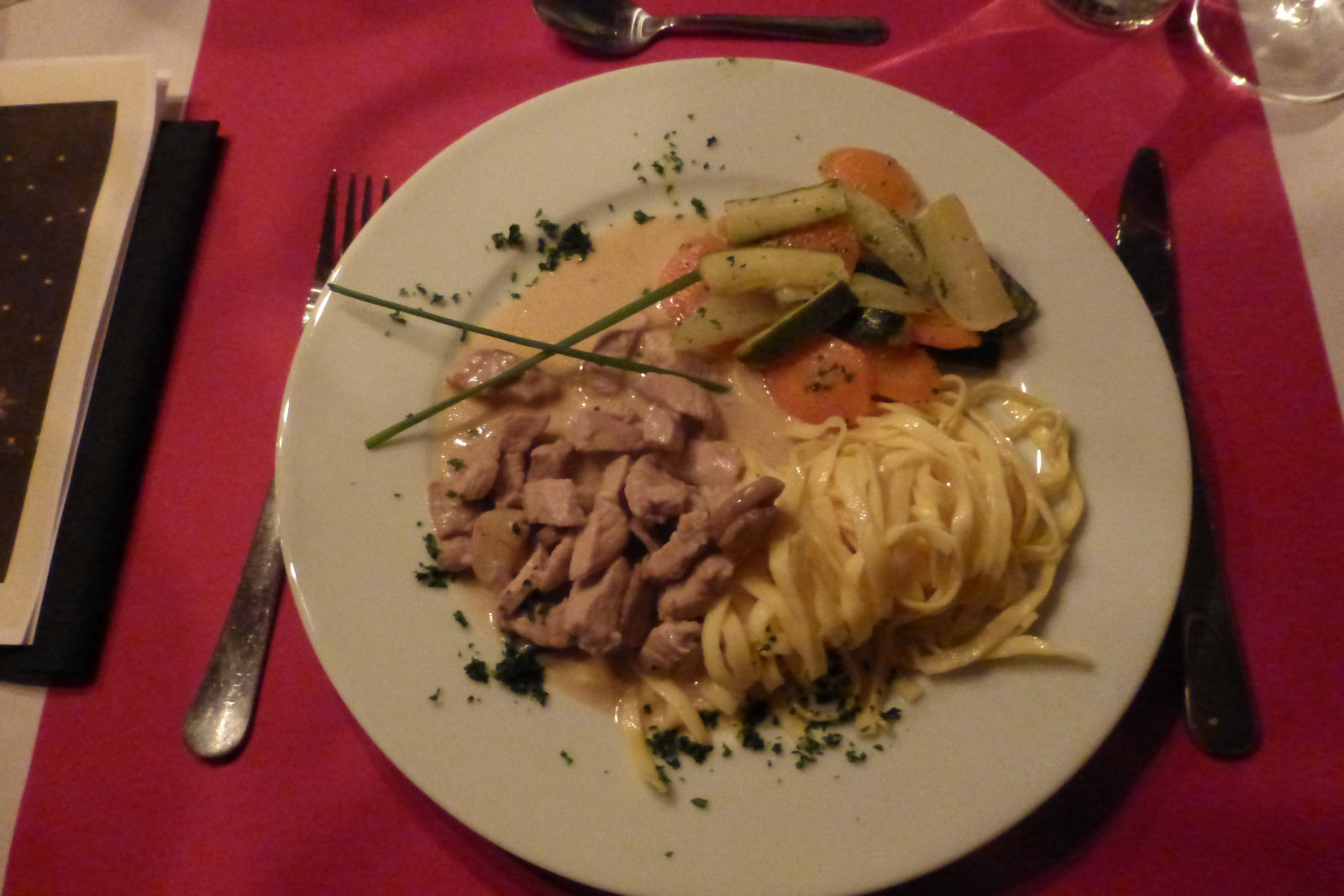 Menü: Weinsuppe mit Räbhölzli / Nüsslisalat mit Ei /  Schweinsgeschnetzeltes an Pilzrahmsauce, Butternudeln mit Gemüsegarnitur (Bild)