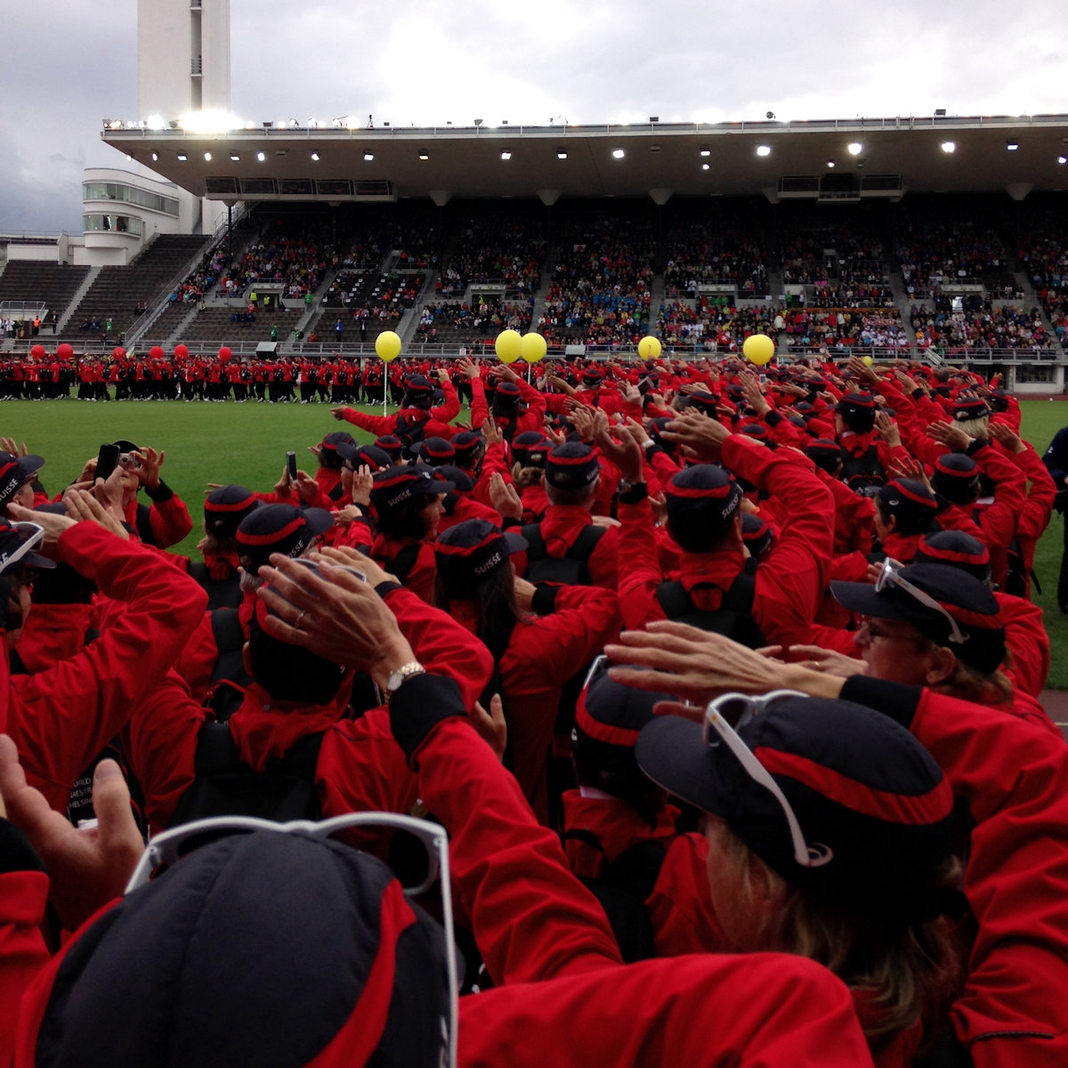 ... und Einmarsch der Schweizer ins Stadion