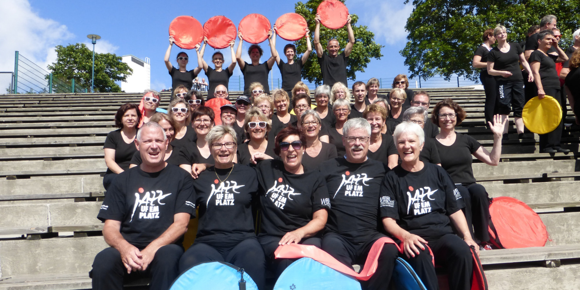 Zu Ehren des Jazz uf em Platz haben die Muttenzer das Jazz-Leibchen mitgenommen und am Samstag auch getragen. Die Baselbieter machten beim Fototermin spontan mit und freuen sich aufs Jazz im 2016