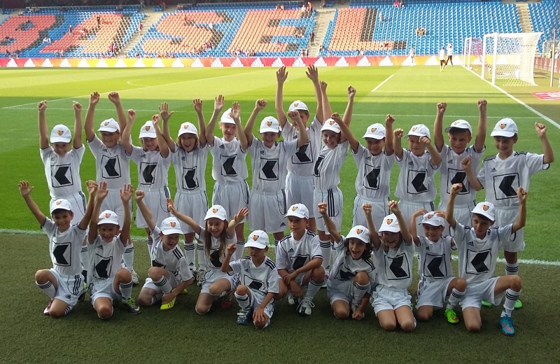 Escort Kids im Stadion