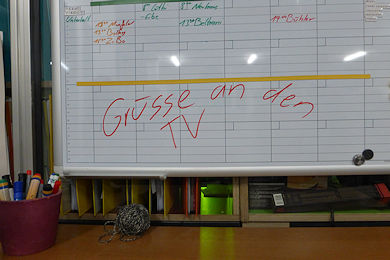 Die Mitarbeitenden begrüssen uns via Infotafel