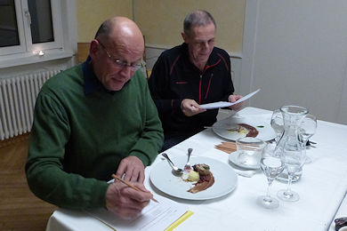 Das OK korrigiert unermüdlich zum Dessert auch noch die Wettbewerbsblätter (Daniel fehlt auf dem Bild)