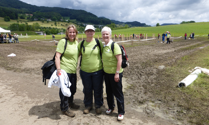 Ohne Kampfrichter gehts nicht - Danke an Monika, Domenique und Vreni. Man beachte den Hintergrund...