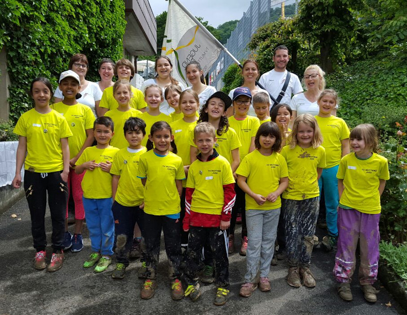Die ganze Gruppe stellt sich nach dem Wettkampf der Fotografin. Man beachte die Schuhe...