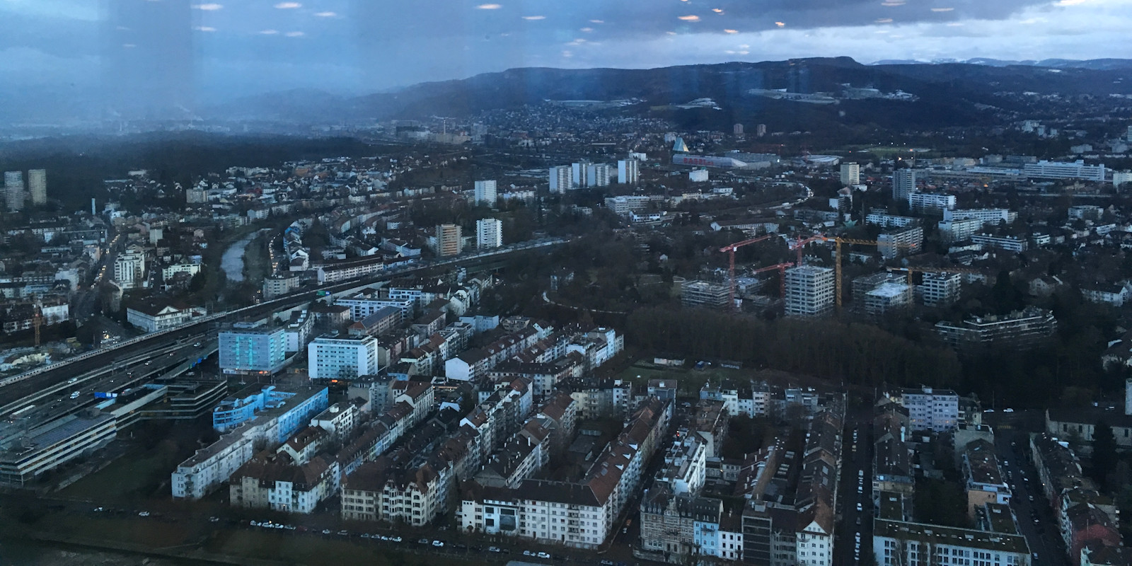 ... und in Richtung Süden, Basel Breite, Birsfelden und im Hintergrund Muttenz