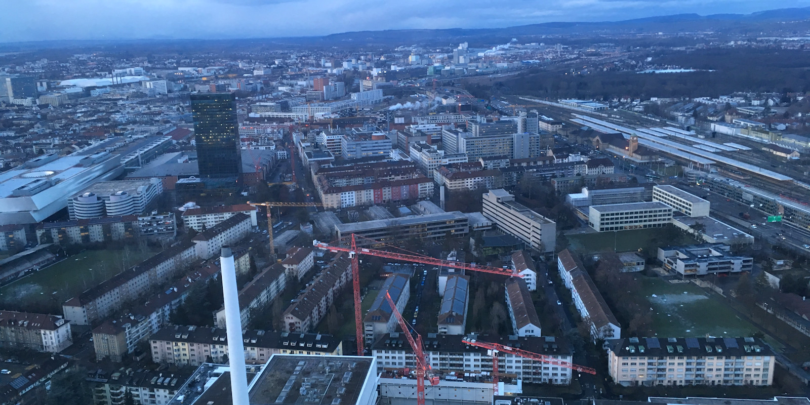 Die Aussicht ist fantastisch, hier in Richtung Norden (Messegelände, Messeturm, Badischer Bahnhof)