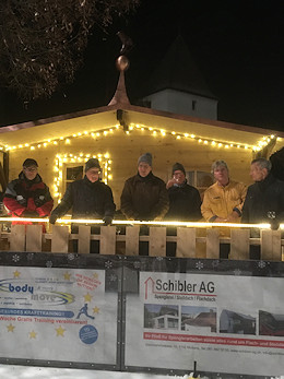 Unter Aufsicht aller Teilnehmer ...