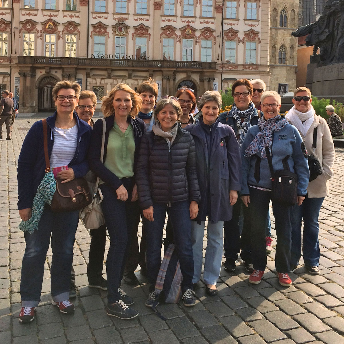 Wir warten auf unseren Sightseeing-Bus mitten auf dem Altstädter-Ring