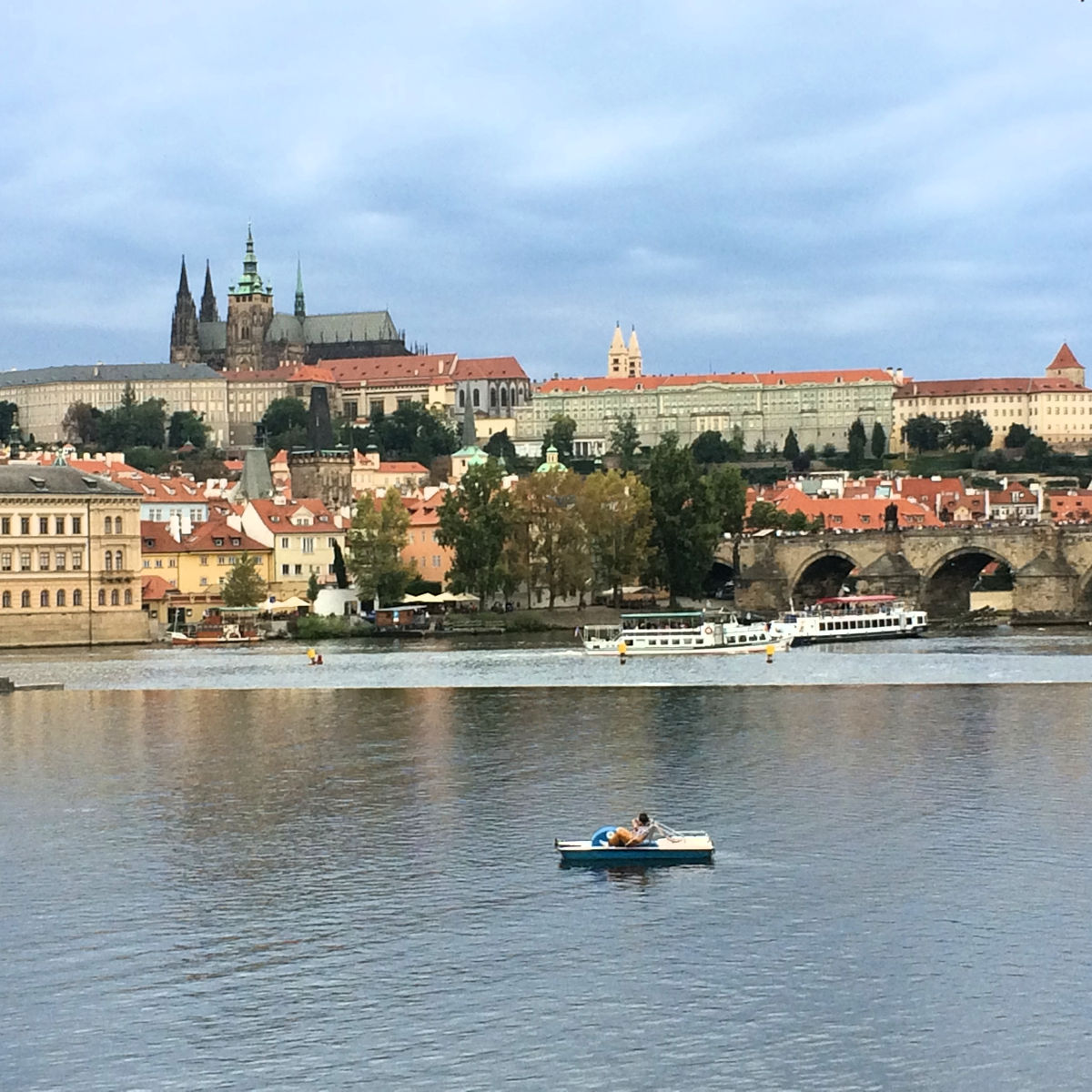Blick von der Karlsbrücke zur Prager Burg mit dem St. Veits-Dom
