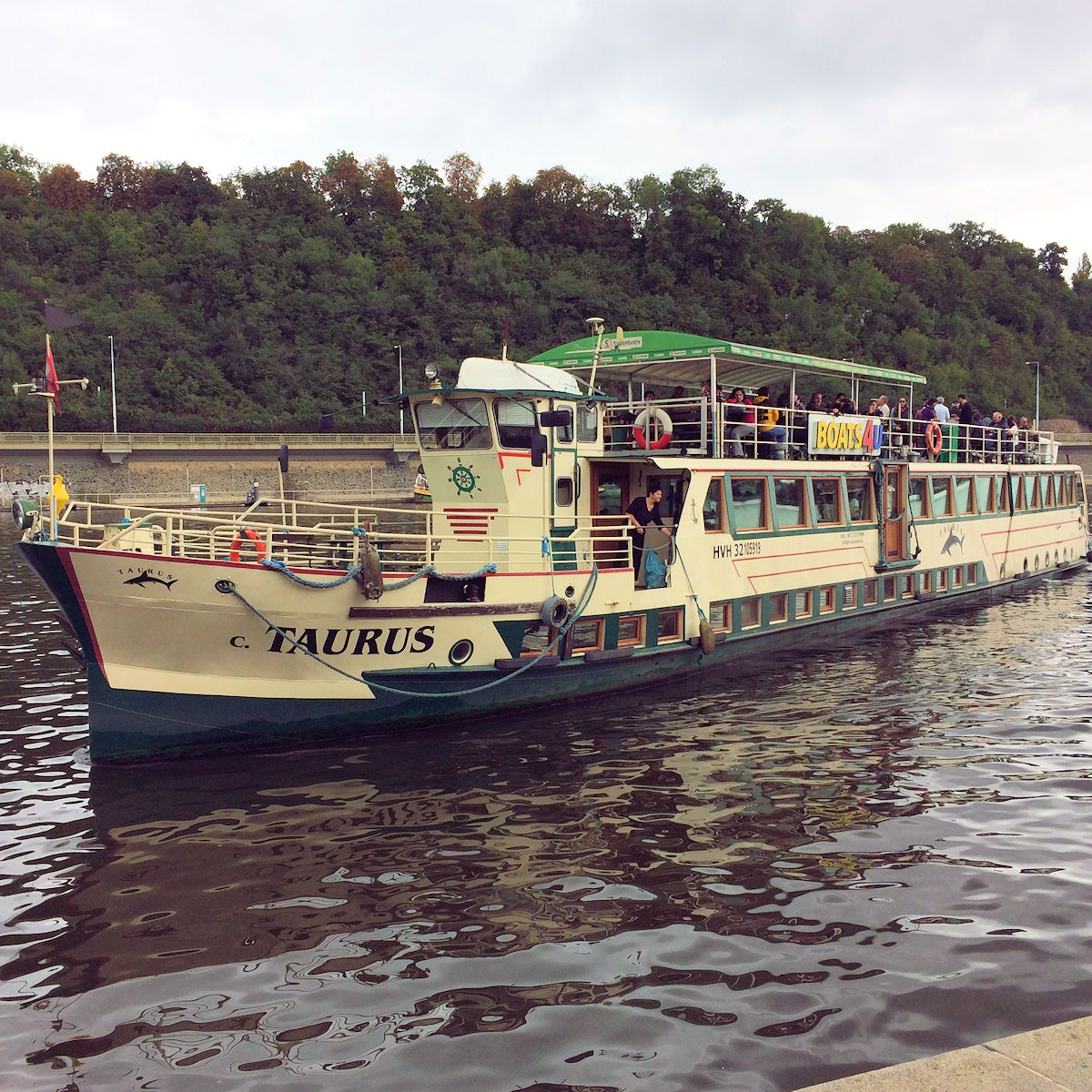 Das ist unser Schiff die Taurus, wo wir eine 2.5 stündige Rundfahrt mit einem feinen Mittagessen-Buffet genossen. Zur Rundfahrt gehörte auch ein Reiseleiter und er hat uns viel über Prag und dessen Entwicklung erzählt. War sehr spannend
