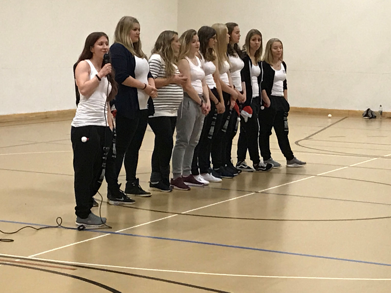 Das Move’n’Dance-Leitungsteam mit Aurélie, Marilena (verdeckt), Elisa, Nina, Sidney, Sara, Melanie H., Rebecca, Melanie D. und Svenja