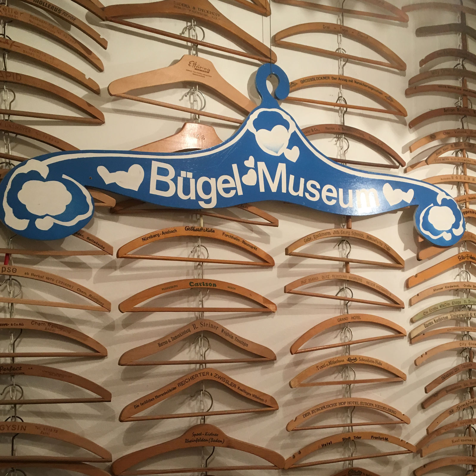 Auftakt im Kleiderbügel-Museum