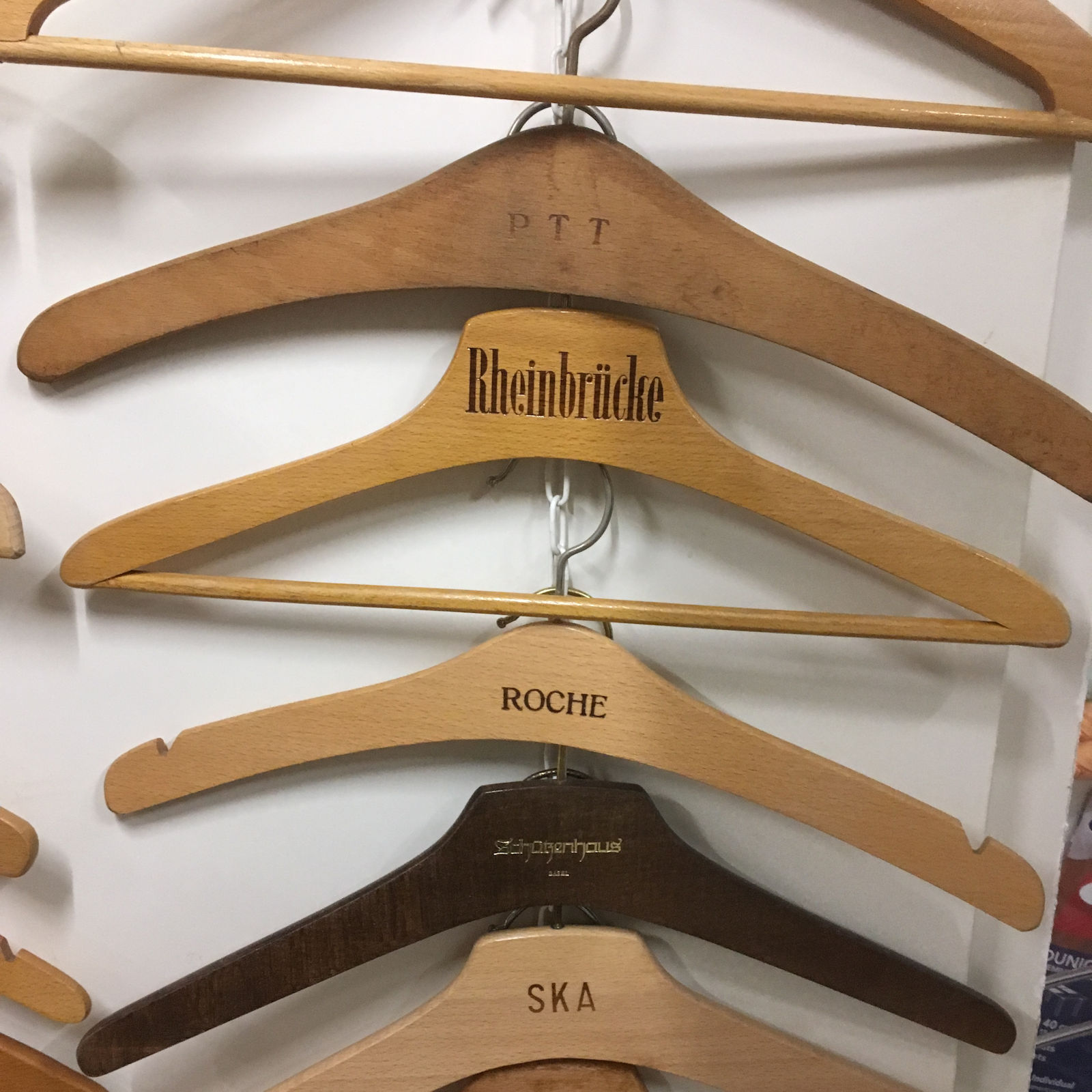 Eine Auswahl von etwa 4000 Kleiderbügeln