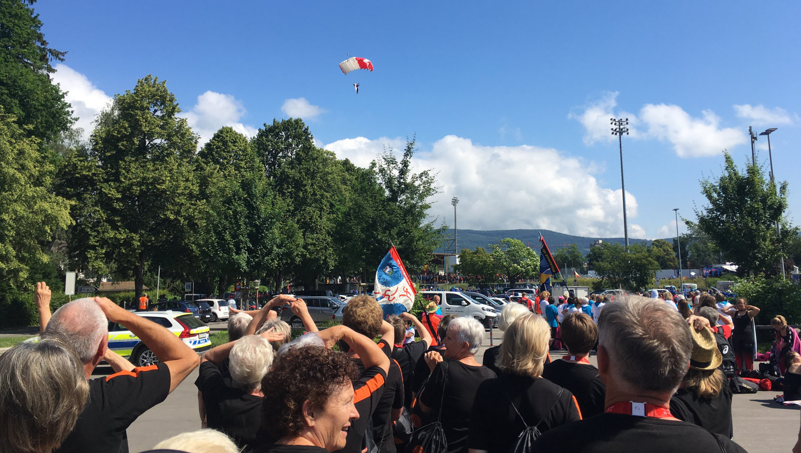 Warten der Aktiven vor dem Stadion