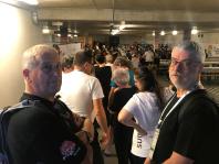 Anstehen zum Morgenessen