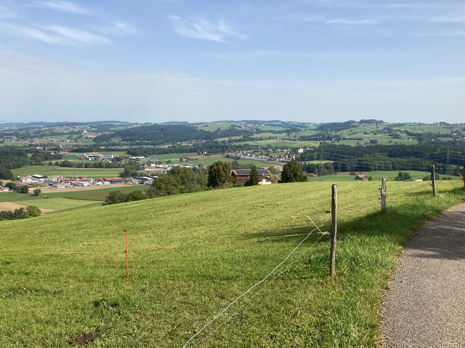 Nach langer Bahnfahrt nach Palézieux (Bildmitte) wandern wir südwärts via Granges zum Mont Pèlerin (1079m)