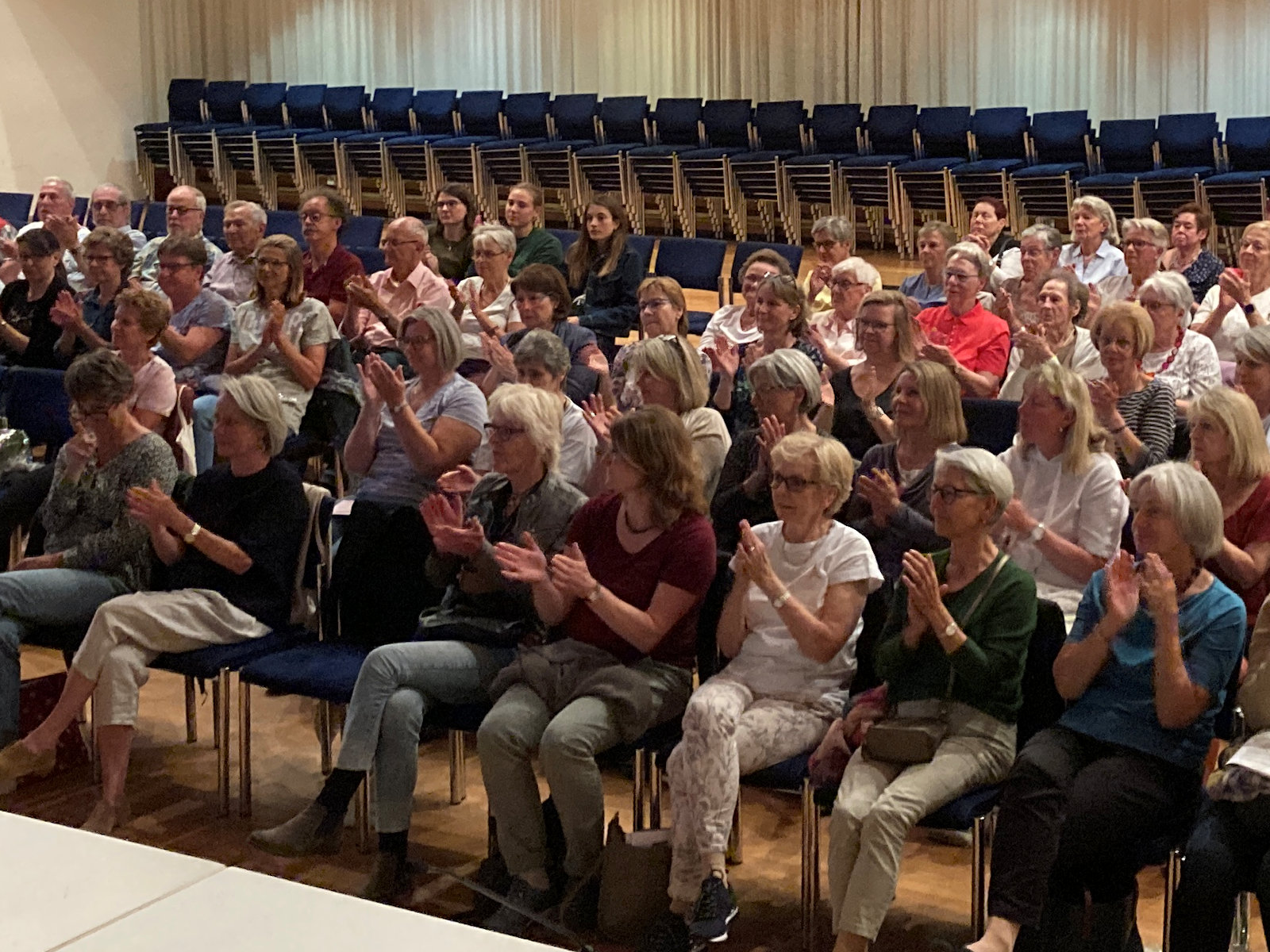 Die Turnerinnen waren so schnell fertig, dass es der Fotograf nicht mehr schaffte! (Symbolbild)