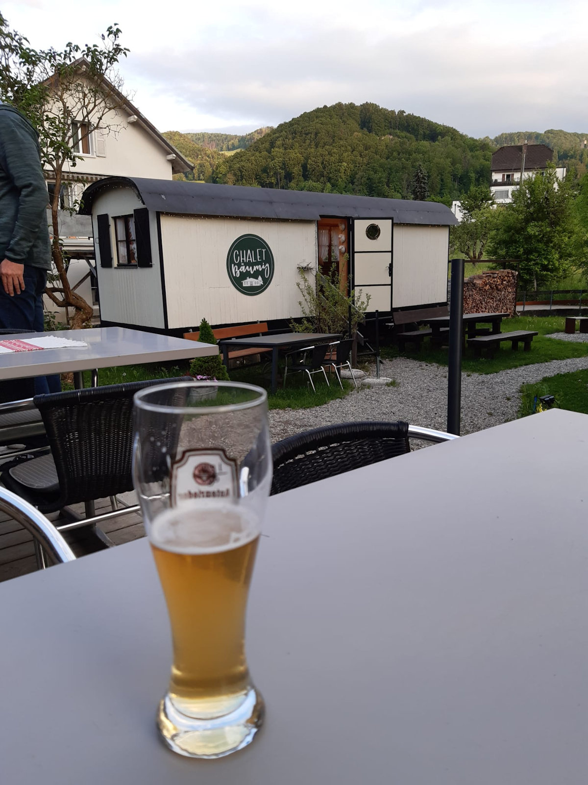 Das Bier zum Apéro im Chalet Bäumig