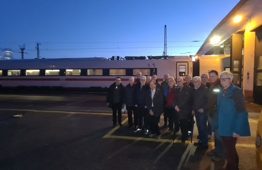 Die Freitagsturner vor dem Betriebswerk