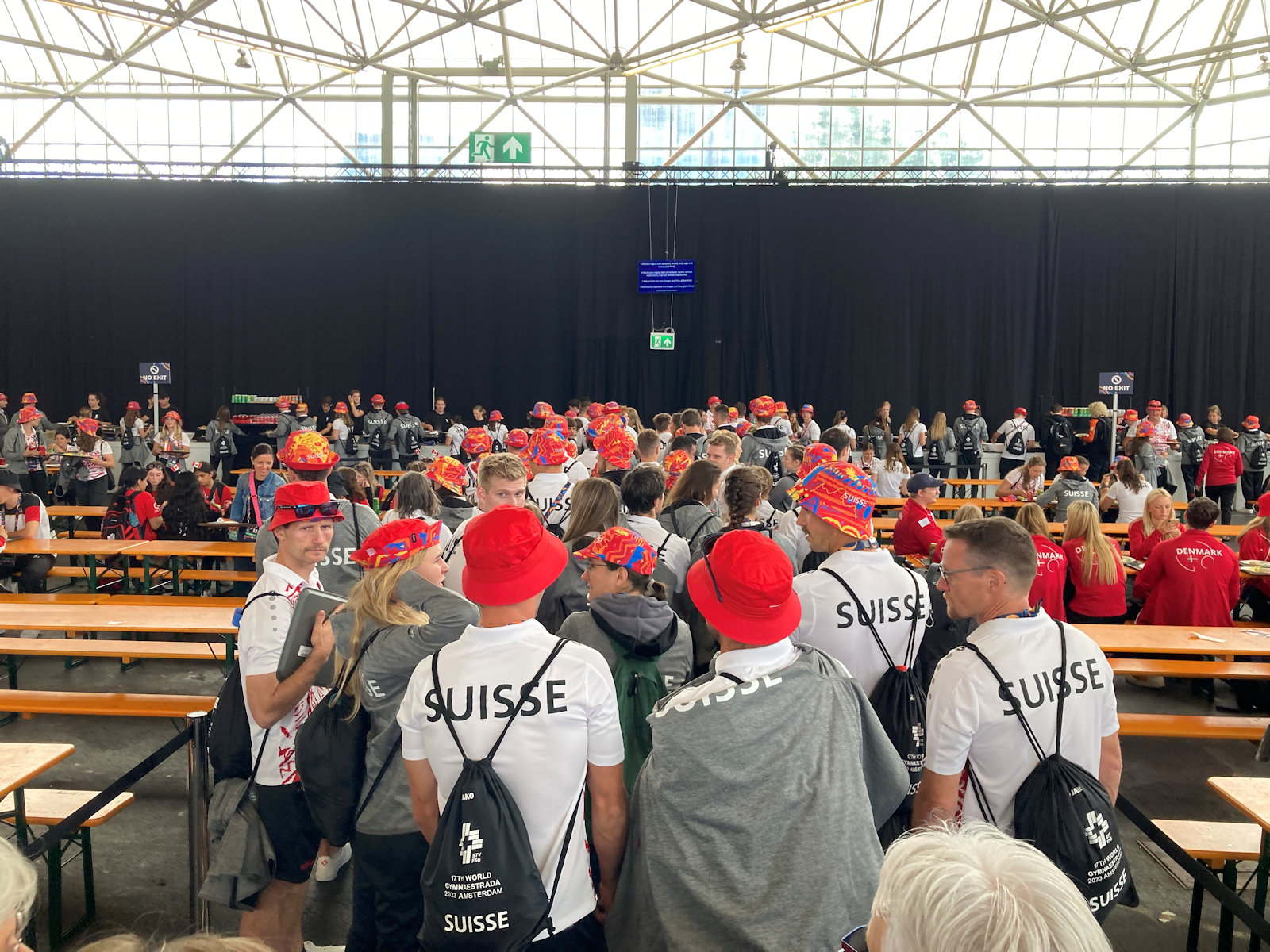 Anstehen zum Mittagessen