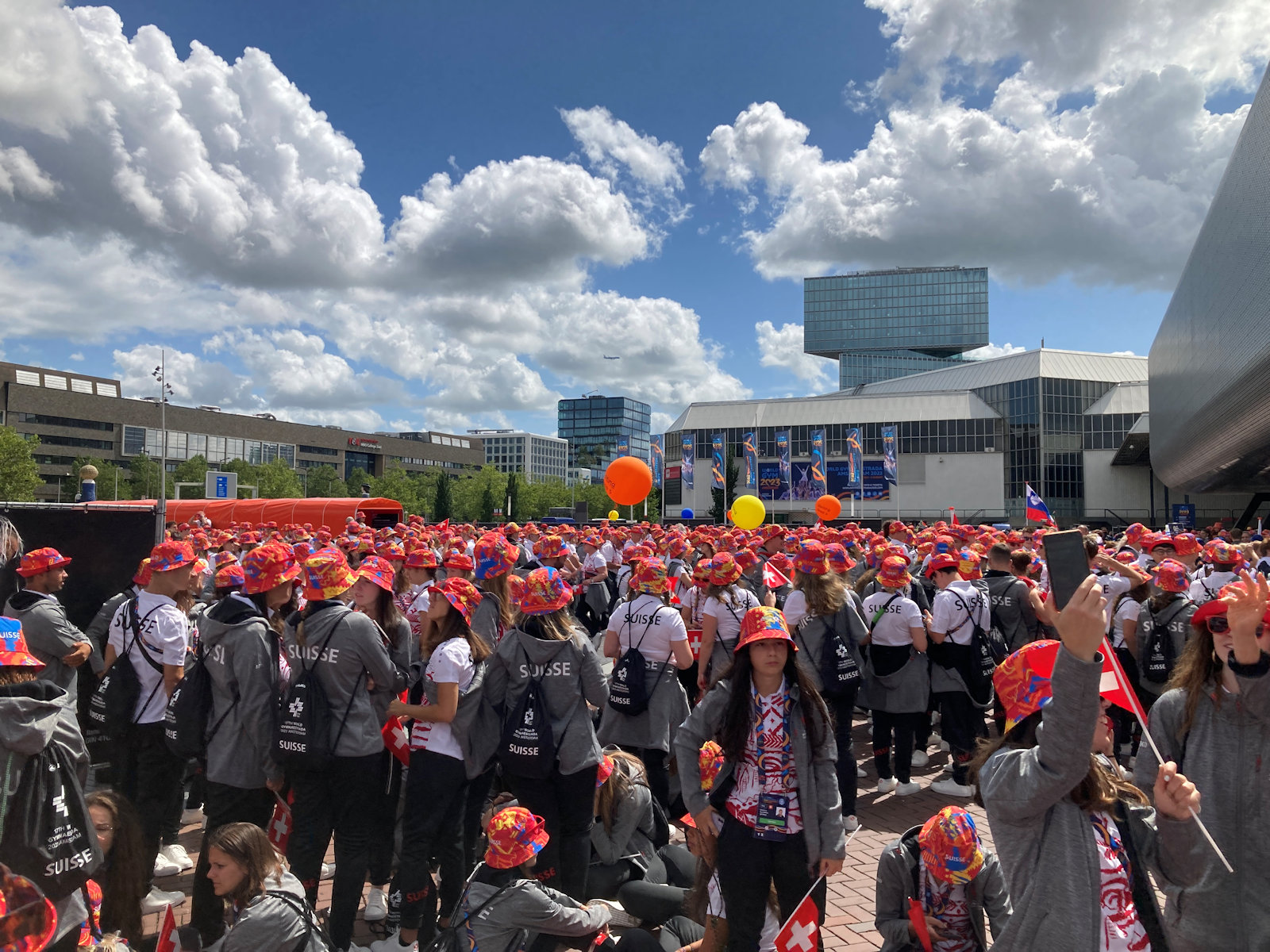 Besammlung vor dem Marsch ins Stadion