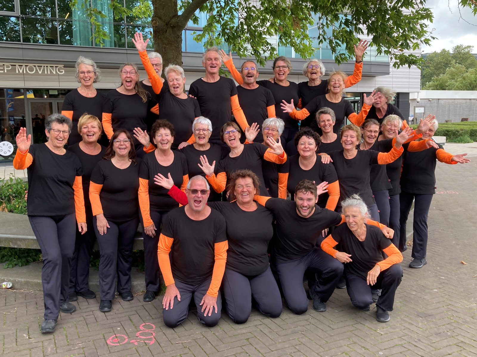 Die Baselbieter und die Basler vor dem Auftritt. Mit dabei auch unsere Nudelfrau aus Uri (mit den roten Ärmeln), welche uns im richtigen Moment unser Arbeitsgerät auf dem Feld bereitstellt.