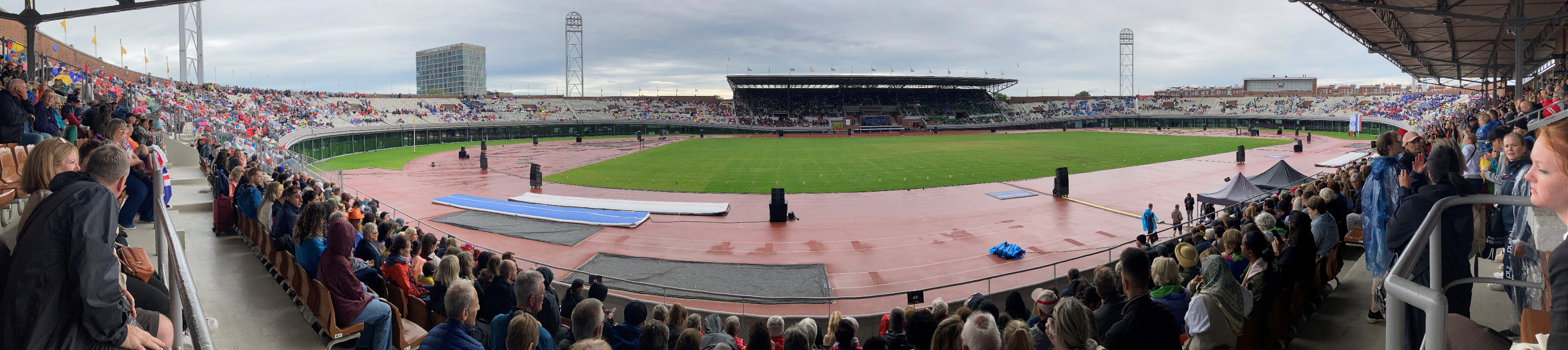 Für die Schlussfeier kamen trotz Regen noch einige Zuschauerinnen und Zuschauer