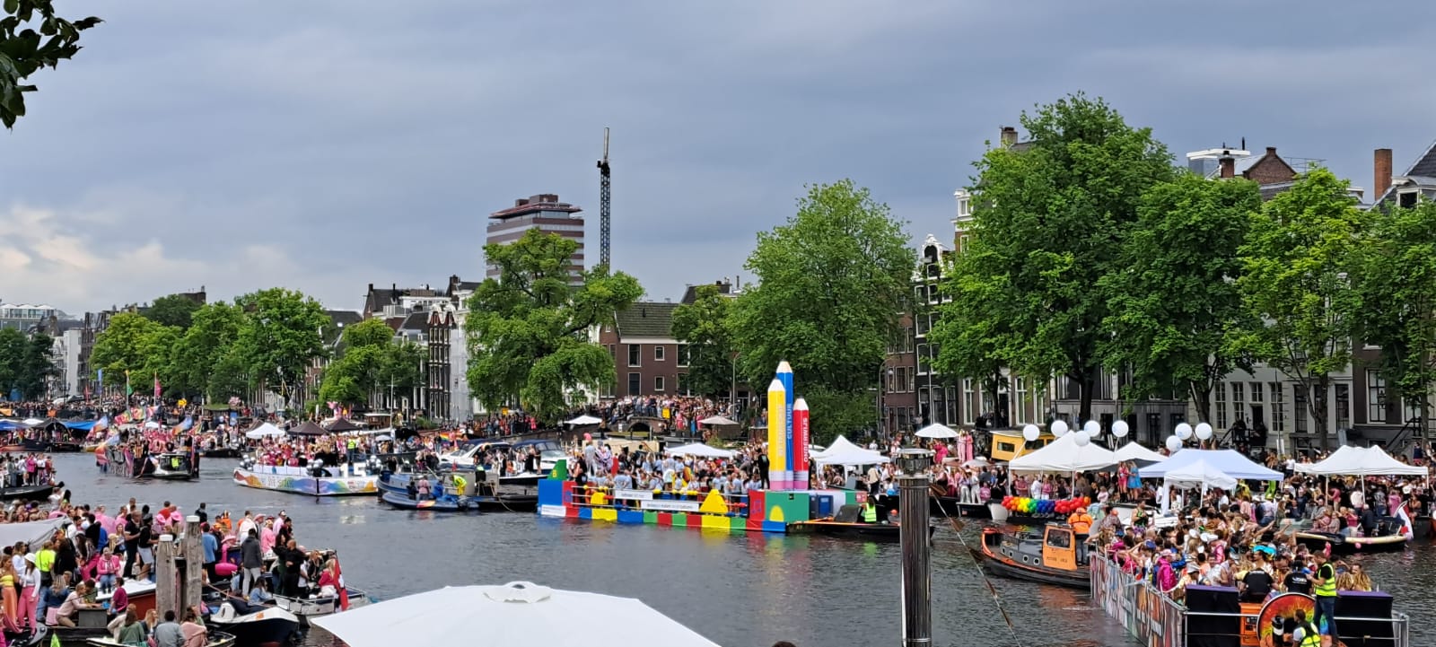 Auch noch in Amsterdam: Pride-Party auf dem Wasser