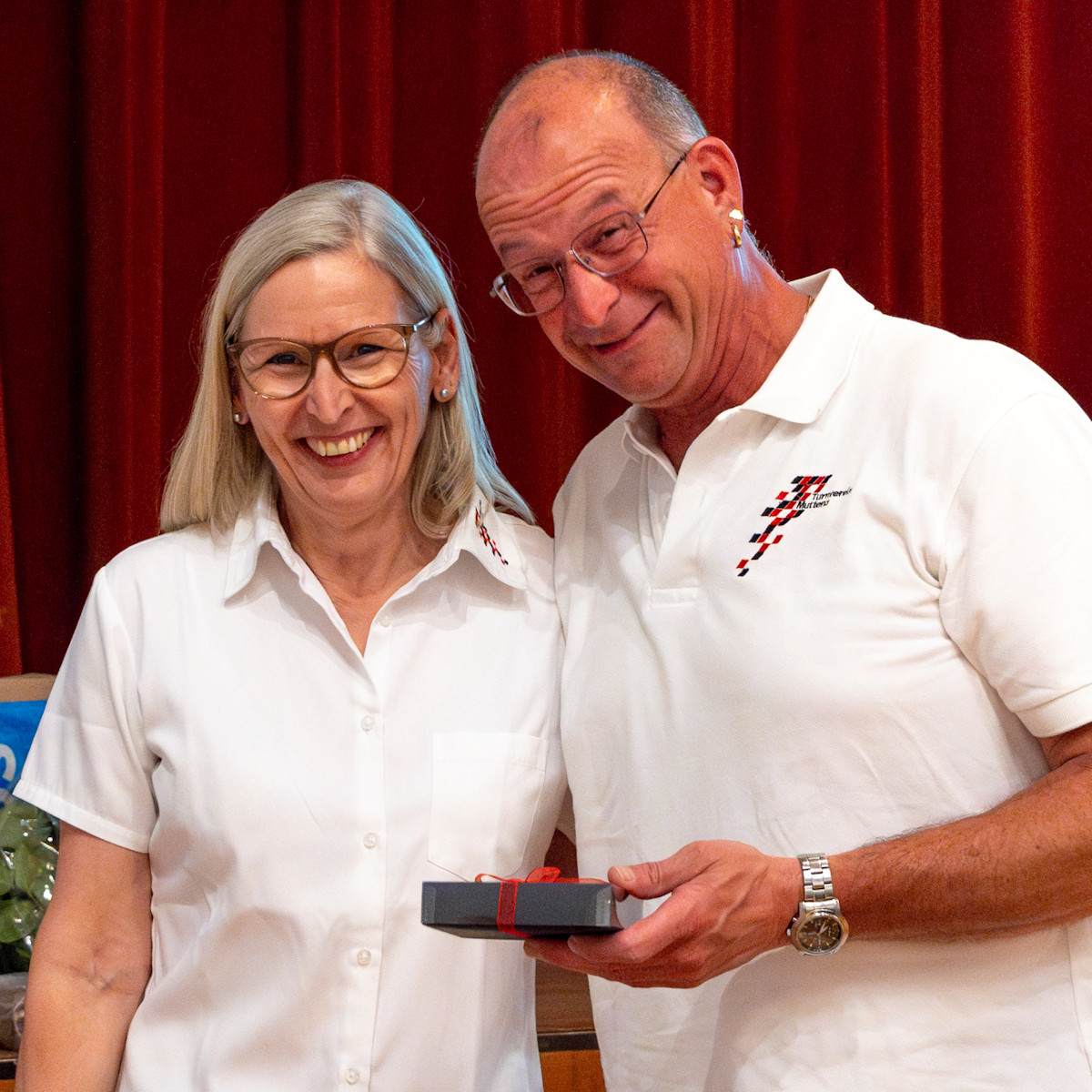 Sandra Sisti bedankt sich bei Clemens Barges für die Revision