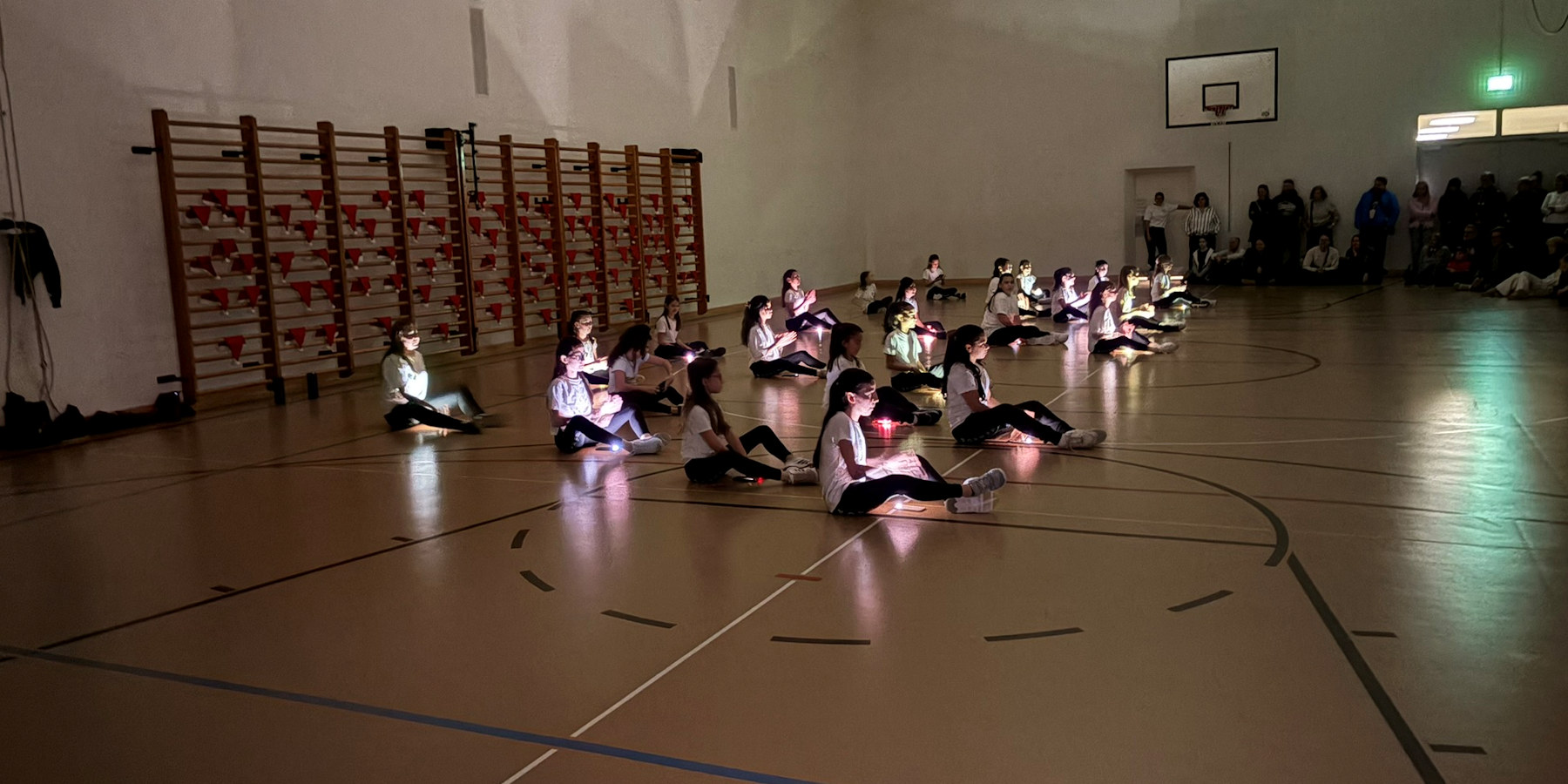 Die kleinsten beginnen in der dunklen Halle ...