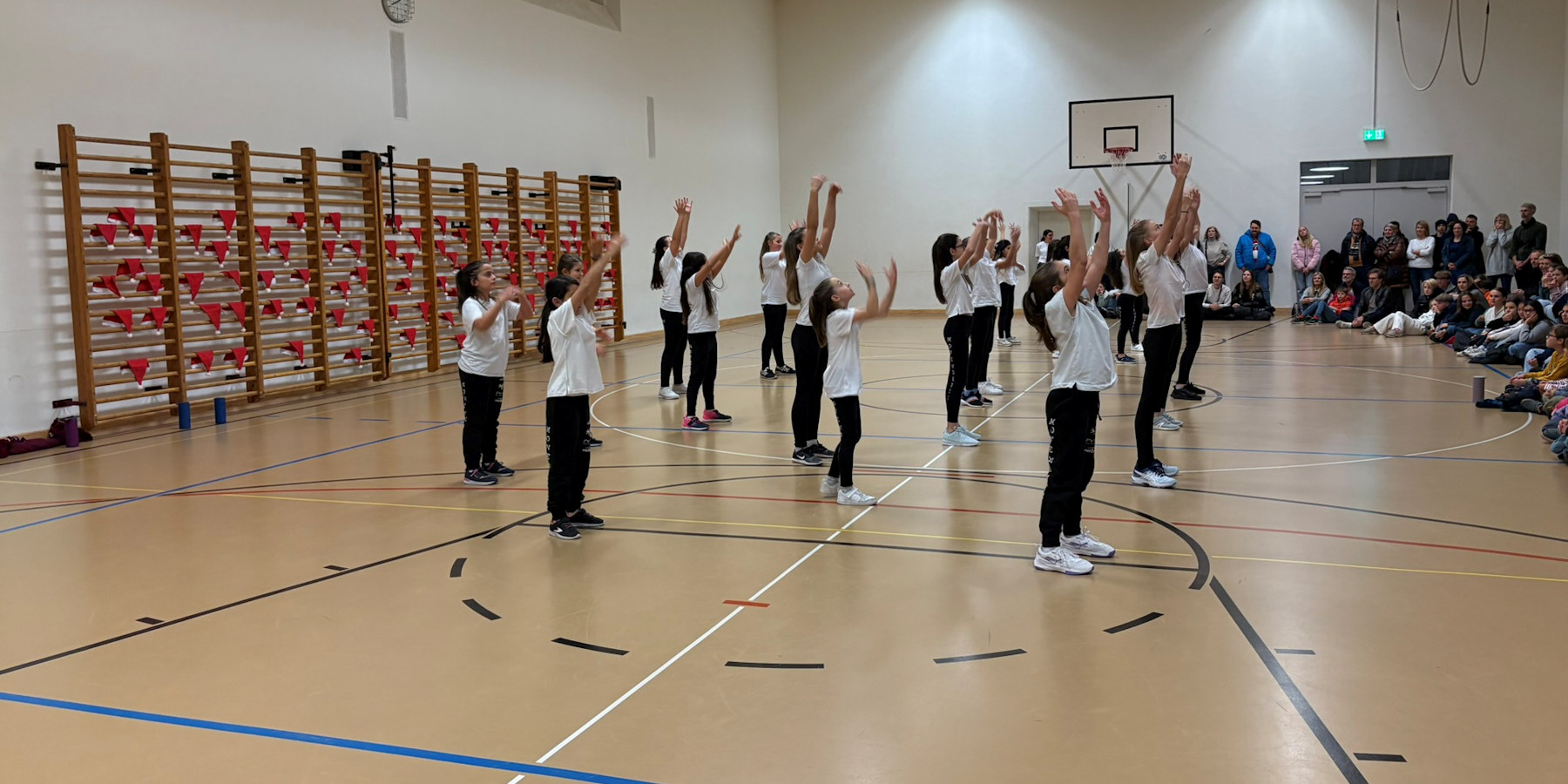 ... und zeigen ihre Aufführung