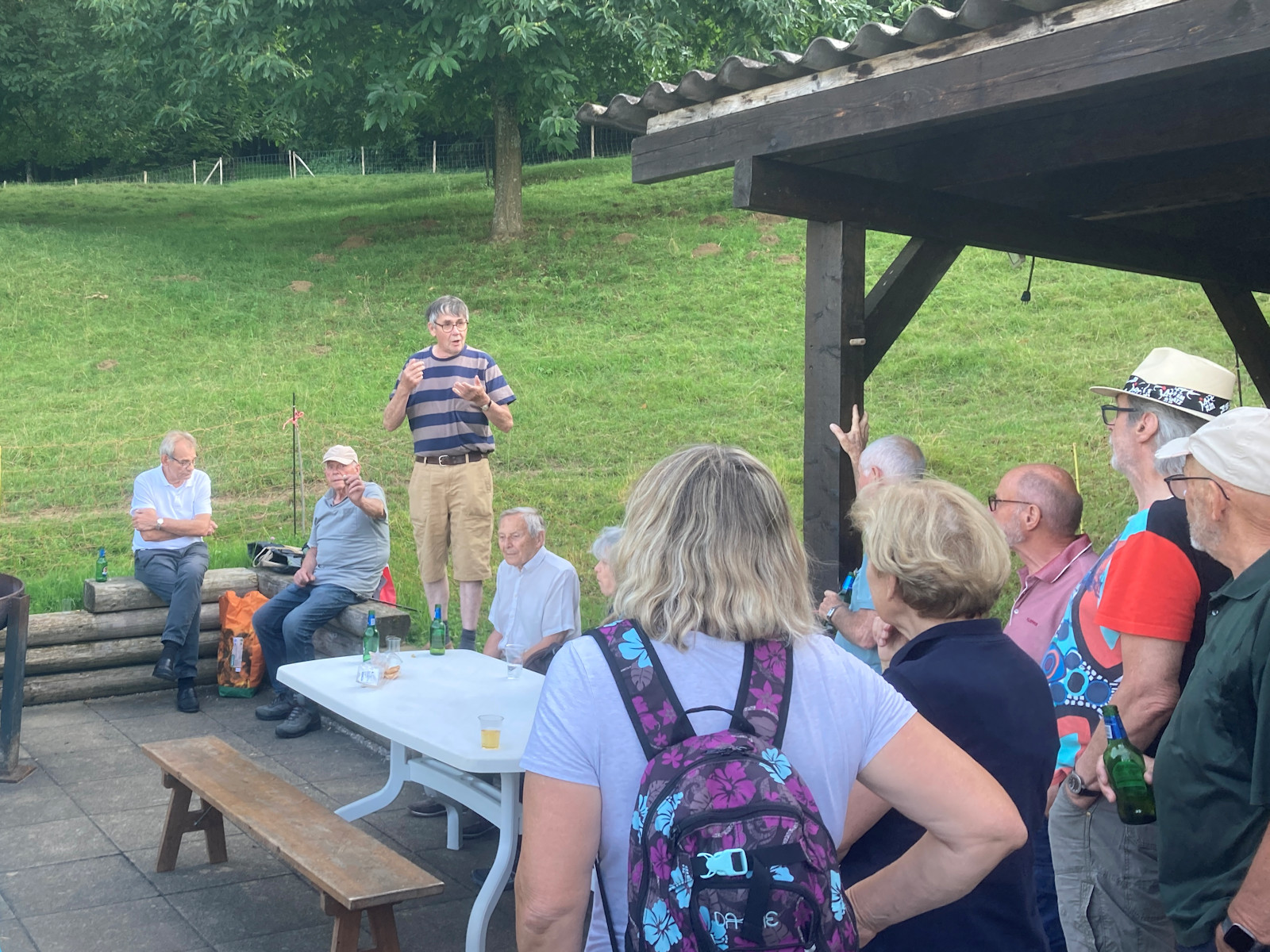 Hans begrüsst die Gäste