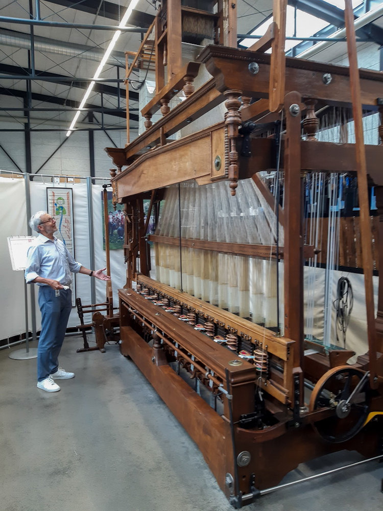 Grosser, lochkartengesteuerter Webstuhl