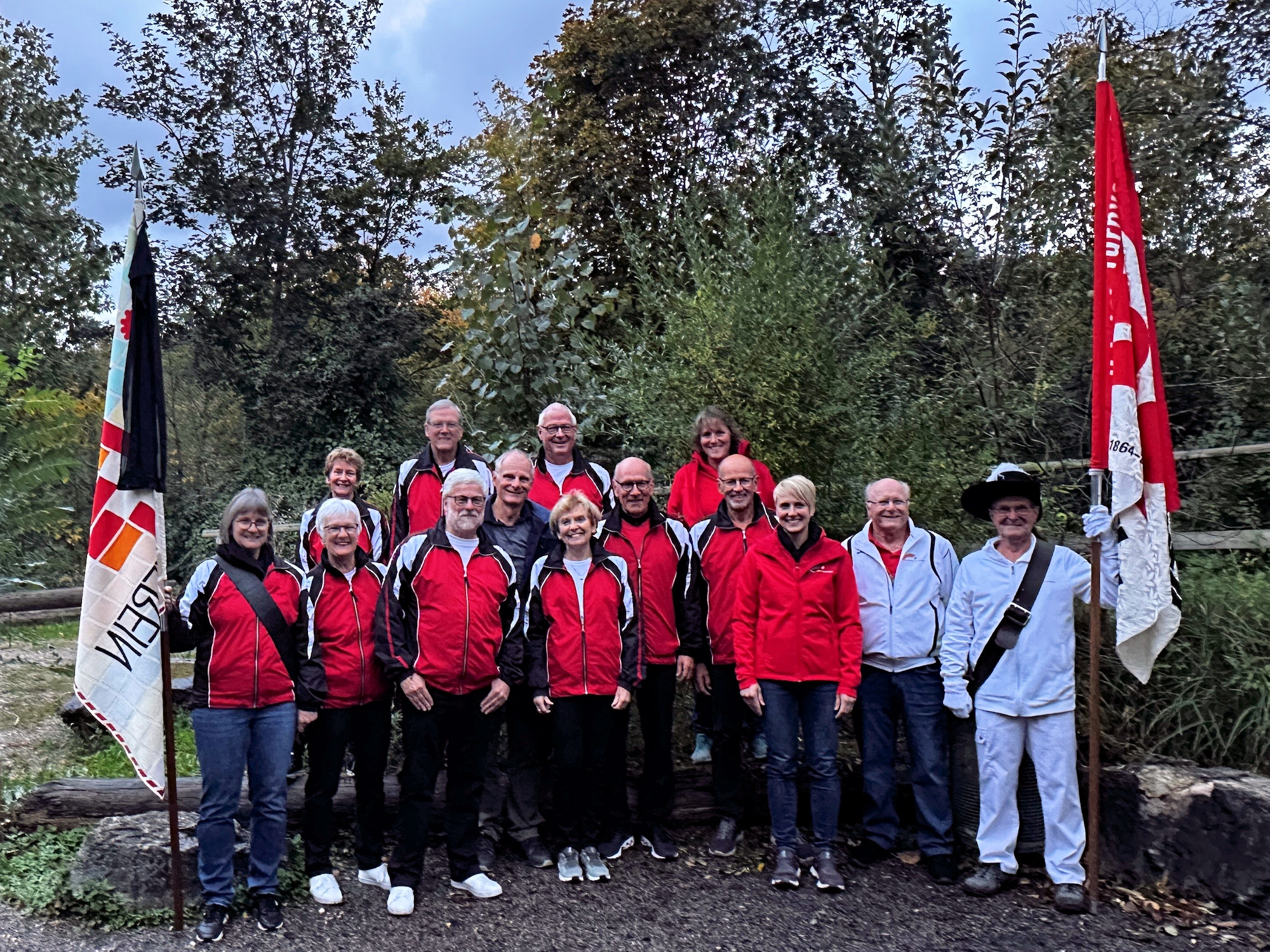 2024: Nach 10 Jahren beim Besuch der Linde: v.l.n.r, 1. Reihe: Sonja mit Fahne, Vreni, Karl (Präsident TV), Monika, Daniela (Präsidentin BLTV), Geri und Kantonalfähnrich Viktor; 2. Reihe: Rolf, Jürg und Hansueli; 3. Reihe: Rita, Bruno, Urs-Martin (Präsident TV Turnen) und Brigitte 