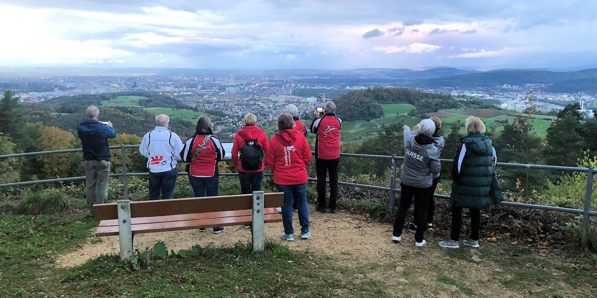 Kurz vor dem Eindunkeln Blick auf Muttenz vom Sulzkopf