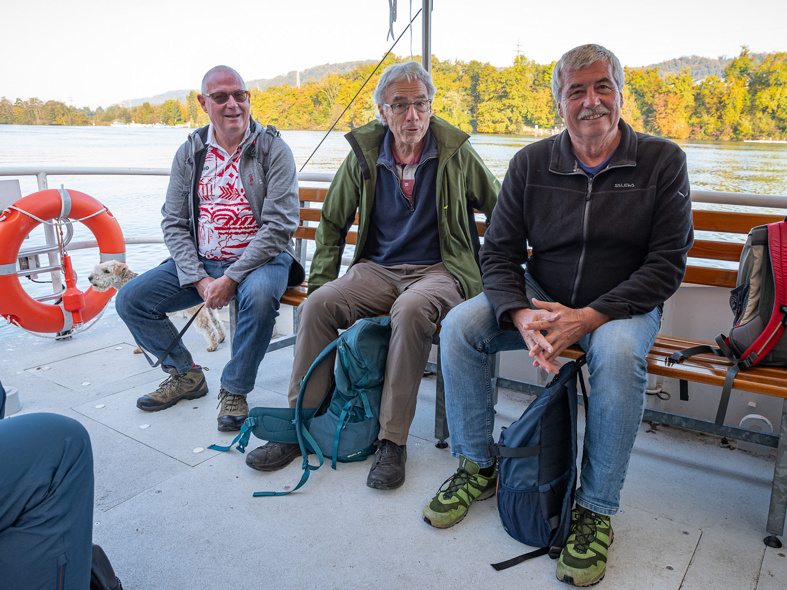 Alle noch entspannt auf der Fähre ...