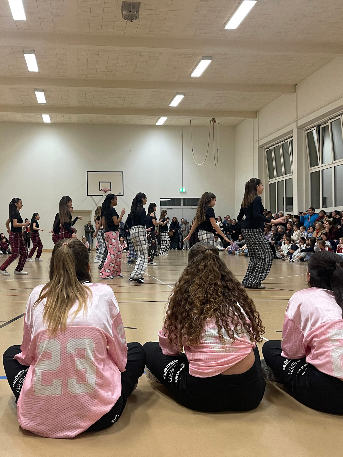 MnD3 schaut dem Auftritt von MnD2 zu (Foto MnD)