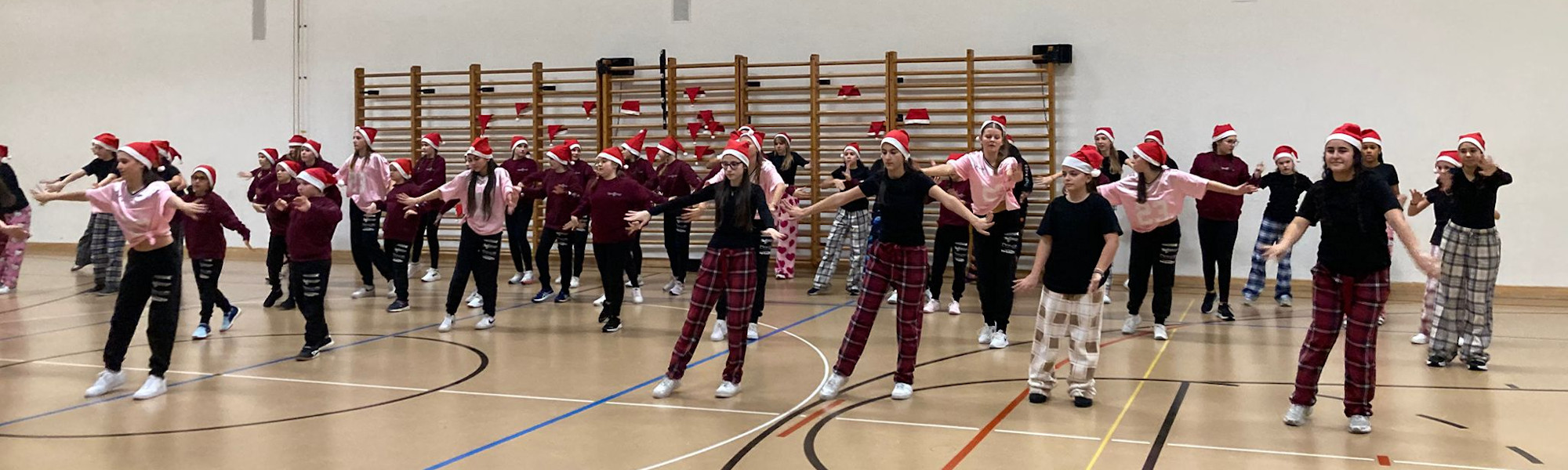 Weihnachtstanz der drei MnD Gruppen (Foto Sr. Agnes)