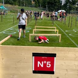 Noch durch diese tiefe Hürde und dann schnell Richtung Ziel