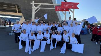 Basler und Baselbieter umrahmen die Leiterin der Grossgruppe