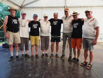 Beide Teams bei der Siegerehrung