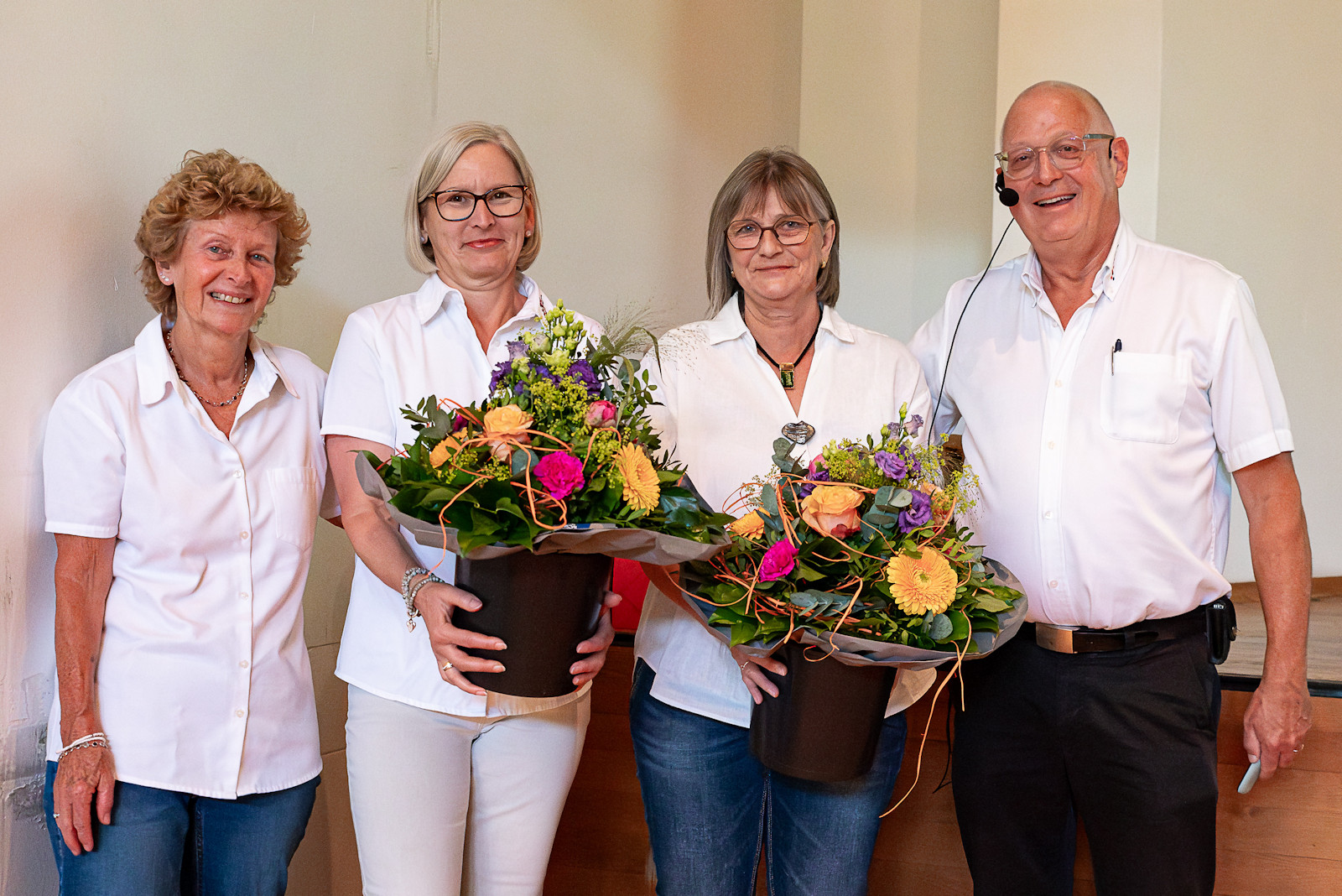 Urs-Martin und Rida (beide aussen) verabschieden Sonja und Sandra aus dem Vorstand