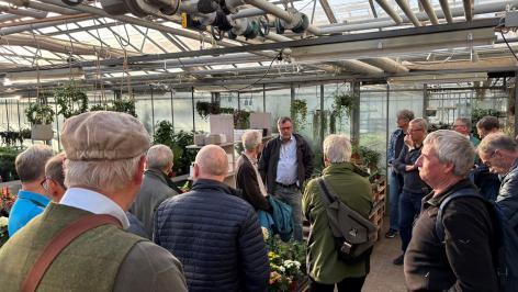 Lukas Allemann bei seiner Führung durch die Gärtnerei