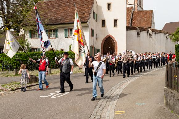 Einmarsch mit Fahnen, Musik …