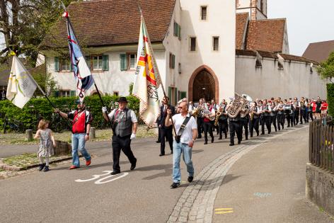 Einmarsch mit Fahnen, Musik …