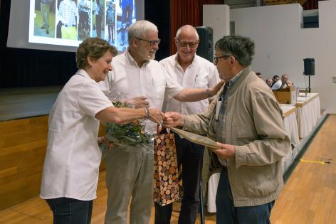 Die Präsidenten und die Vizepräsidentin gratulieren Hans Wermelinger