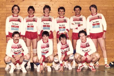 Herren 1, 5. Saison Nat. B 1984/85 v.l.n.r. stehend: Christoph Lüdin, Cyrille De Kostine, Lukas Stauffer, Walti Strub, Marco Capponi, Roger Stauffiger; v.l.n.r.kniend: Urs Hochuli, Stephan Grieder, Markus Bäumler, Duri Müller