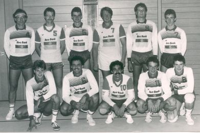 Herren 1, 6. Saison Nat. B 1985/86 v.l.n.r. stehend: Christoph Lüdin, Lukas Stauffer, Cyrille De Kostine, Roger Stauffiger, Pascal Hubmann, Jürgen Albrecht; v.l.n.r. kniend: Philipp Hauser, Marco Capponi, Germinal Lopez, Niggi Landolt, Stephan Grieder