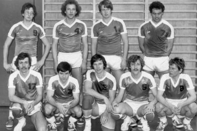 Herren 1, 1. Saison Nat. B, 1980/81 v.l.n.r. Stehend: Dieter Messner, Christoph Lüdin, Roger Stauffiger, Marco Capponi; v.l.n.r. kniend: Toni Frey, Freddy Hörnlimann, Päuli Gysin, Frank von Arx, Daniel Mollet